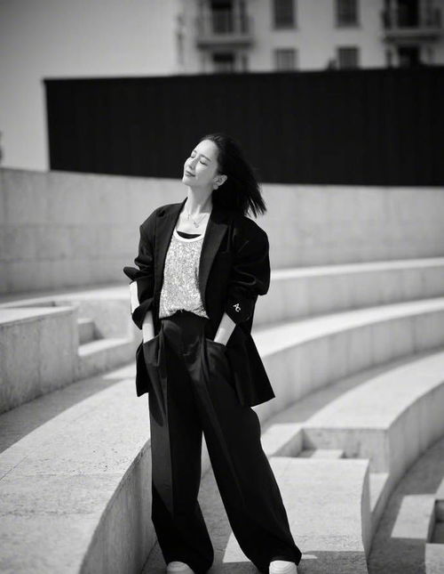 佟麗婭夏日短發隨拍 時尚活力與自信魅力盡顯