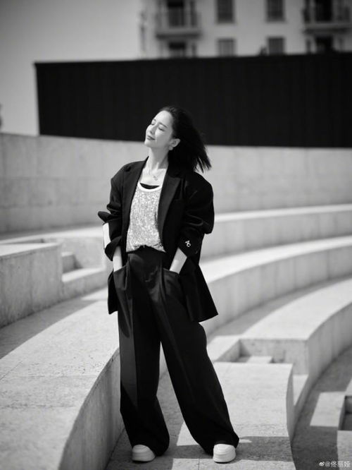 佟麗婭曬夏日都市風隨拍 墨鏡短發颯爽精致